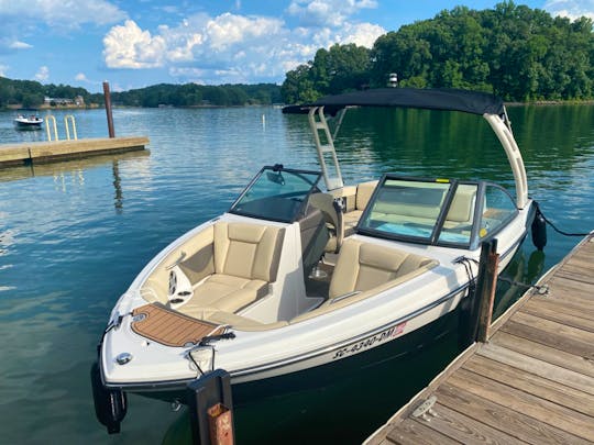 Beautiful 22' Bryant Speranza Bowrider. Amazing boat on gorgeous Lake Keowee.  