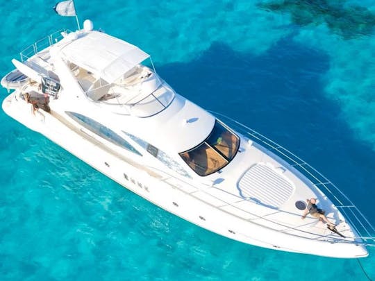 70ft Azimut Flybridge in Cancún - up to 15 people capacity!