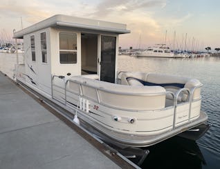 Bateau de fête ultime à San Diego : bateau de croisière à double pont de 32 pieds avec toboggan aquatique et capitaine