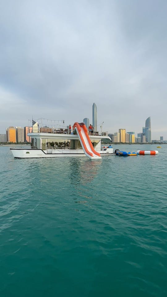 Descubra a beleza do litoral de Abu Dhabi com um barco Sunshine