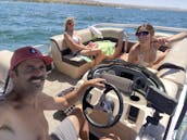 Incrível barcaça de festas Sun Tracker 20DLX 2018 no lago Havasu