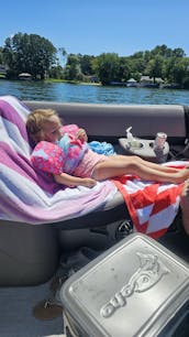 25' Avalon Pontoon for rent on Lake Wylie