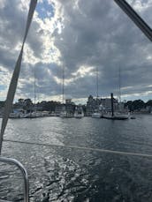 Navigation spectaculaire à Newport, dans le Rhode Island, à bord de notre voilier Catalina de 36 pieds