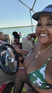 24ft Sun Chaser Pontoon in Joe Pool Lake in Grand Prairie