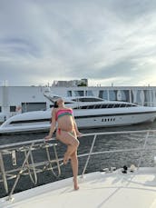 "Enjoy Miami : Sea Ray 52 Yacht - Big Discounts! Inquire Now for the Best Deal!"