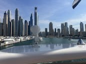 Lujoso yate italiano Azimut con moto acuática GRATUITA para viajes selectos desde Dubai Marina