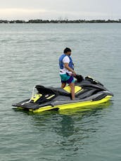 Profitez de Miami avec le yacht à moteur Sundancer de 44 pieds ! ! !