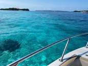 Experimenta la emoción del mar Caribe en un barco deportivo