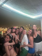 Comemore com Yacht Party & Sightseeing em Miami Beach — até 34 convidados! 