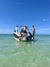 Explore lo mejor de Tampa Bay, Florida, en un barco de lujo Regal LX4 de alquiler con Captain