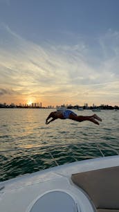 ¡Excelente crucero de 37 pies para un día divertido en el agua!