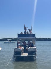 Barco de festa de dois andares com toboágua na Praia da Madeira!