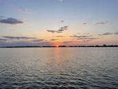 20ft Bentley Pontoon - Cruise in Style in Merritt Island *Fuel Included*