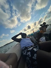 20ft Pontoon(Free Amenities) - Fun & Relaxing Cruiser for Crab Island Adventure!