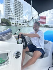 Bayliner Element E16 para sua aventura de barco em Miami Beach! ⛵️