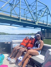 Cruise with 25ft Veranda Pontoon on Lake Allatoona