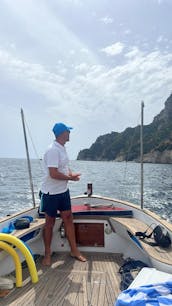 Excursion en bateau privé autour de l'île de Capri avec un gozzo classique