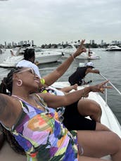 ¡Excelente crucero de 37 pies para un día divertido en el agua!