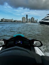 ¡Disfruta con estilo con los nuevos alquileres de motos acuáticas Yamaha Waverunner en Key Biscayne!