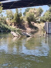 New 18ft pontoon boat available for you to explore beautiful Sacramento 