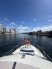 Découvrez le luxe à bord d'un yacht Princess Flybridge de 45 pieds à Sunny Isles