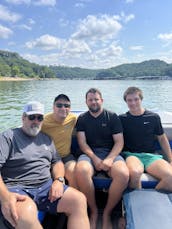 Aventura no Lago Cumberland: surfe, ande de metrô e relaxe em nosso barco espaçoso.