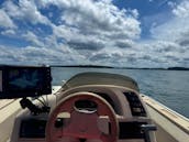 25ft Fish and Cruise Tritoon with Yamaha 150 on Lake Hartwell