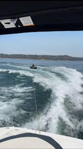 Découvrez le luxe et le plaisir sur l'eau avec notre grand et magnifique bateau, notre tube et nos skis