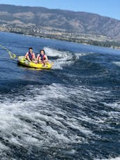 Bote de surf Moomba Craz de 22 pies con capacidad para 12 personas disponible en Kelowna, BC