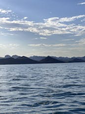 Location de bateau pour fêtes privées avec capitaine sur Lake Pleasant ! Nous sommes spécialisés dans le divertissement !