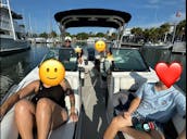 Explore lo mejor de Tampa Bay, Florida, en un barco de lujo Regal LX4 de alquiler con Captain