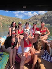 Disfruta de un día sin preocupaciones en el lago Saguaro con el Capitán Sheldon en un nuevo bote de vela de 2024