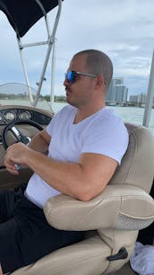 Spacious 25ft Pontoon Boat for Scenic Adventures in Aventura