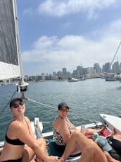 Navegación en catamarán por la bahía de San Diego, espaciosa y estable, navega con un gato divertido