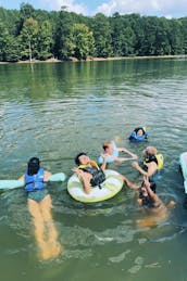 21' Sun Tracker Party Pontoon Boat on Lake Allatoona