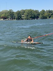 Surfe e relaxe no local mais badalado do Lago Austin $125 por hora com capitão incluído