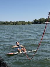 Surfea y relájate en el lugar más caluroso del lago Austin 125$ por hora con capitán incluido