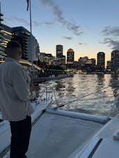 Elegante catamarã de 43 pés: experimente o porto de Boston com estilo! 