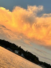 Profitez d'une belle journée sur le lac Norman avec un tri-toon de luxe de 23 pieds et un tube gratuit !