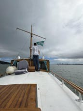 Des aventures chaleureuses et douillettes à bord d'un yacht Sausalito centenaire