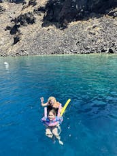 サントリーニ島とティラシア島でのプライベート5時間クルーズ（ランチとディナーなどを含む）