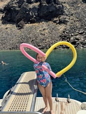 サントリーニ島とティラシア島でのプライベート5時間クルーズ（ランチとディナーなどを含む）