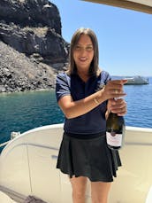 サントリーニ島とティラシア島でのプライベート5時間クルーズ（ランチとディナーなどを含む）