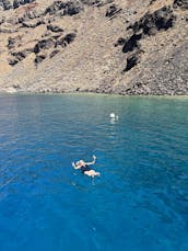 サントリーニ島とティラシア島でのプライベート5時間クルーズ（ランチとディナーなどを含む）