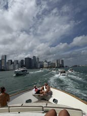 Lujo en MIAMI: yate AZIMUT de 100 pies con jacuzzi