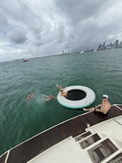Lujo en MIAMI: yate AZIMUT de 100 pies con jacuzzi