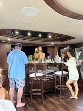 Lujo en MIAMI: yate AZIMUT de 100 pies con jacuzzi