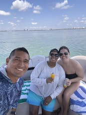 Relájese con estilo y alquile nuestro hermoso barco de 38 pies: ¡cree recuerdos inolvidables!