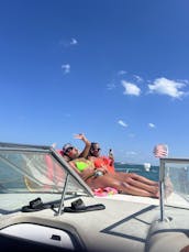 Luxury 31ft Bayliner 3055 Ciera for your Playpen Party