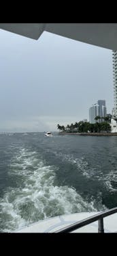 Iate luxuoso Azimut II de 75 pés em Miami, Flórida.